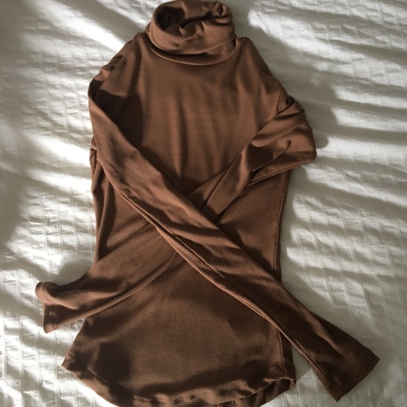 BROWN ARITZIA TURTLE NECK - Picture 1 of 2